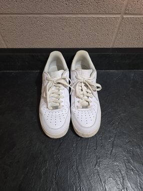 Size 9 mens  Nike Air Force 1 '07 Low Triple White White CW2288-111